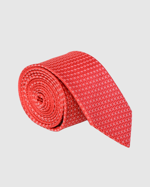 Красный галстук с геометрическим орнаментом 