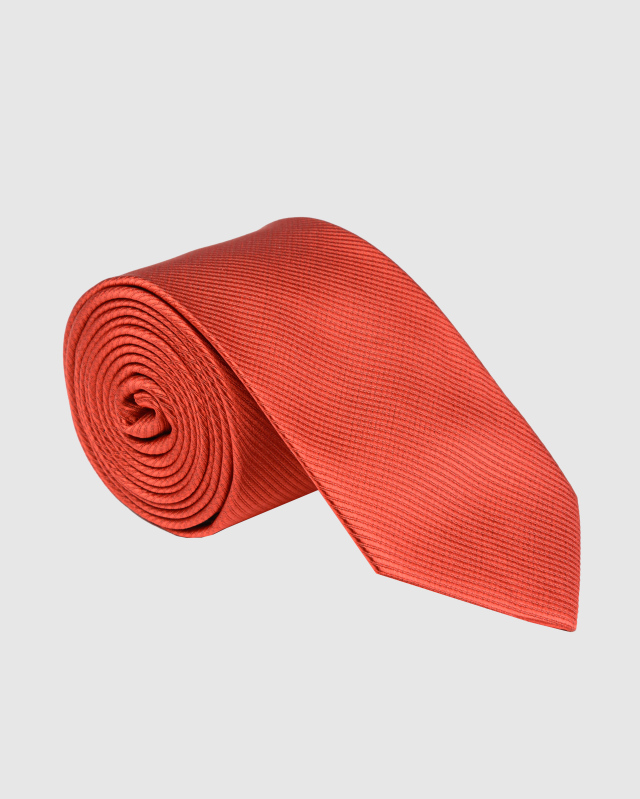 Красный галстук с диагональной структурой
